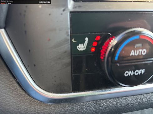 Used 2022 Nissan Rogue S image 26