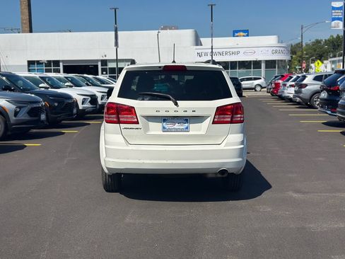 Used 2019 Dodge Journey SE FWD image 4