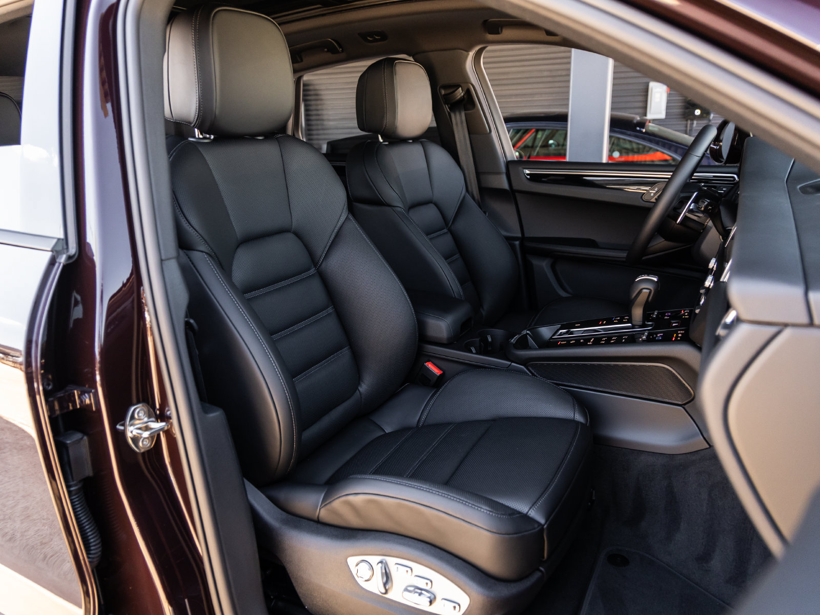 Certified 2026 Porsche Macan AWD/4WD image 44