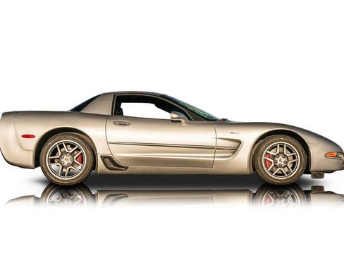 Used 2004 Chevrolet Corvette Z06 w/ Memory Package RWD image 2