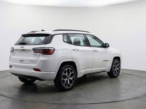 Used 2025 Jeep Compass Limited AWD/4WD image 9