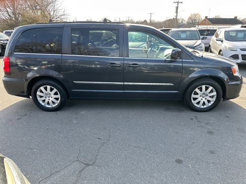 Used 2014 Chrysler Town & Country Touring image 6