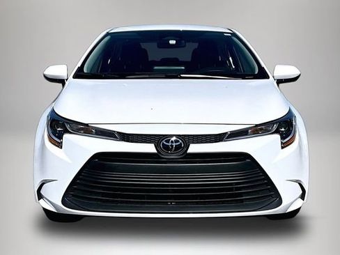 Used 2025 Toyota Corolla LE image 3