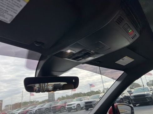 Used 2022 Volkswagen Tiguan SE image 15