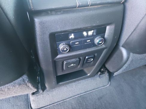 Used 2018 Chevrolet Traverse LT image 27