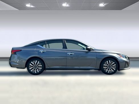 Used 2024 Nissan Altima 2.5 SV FWD image 8