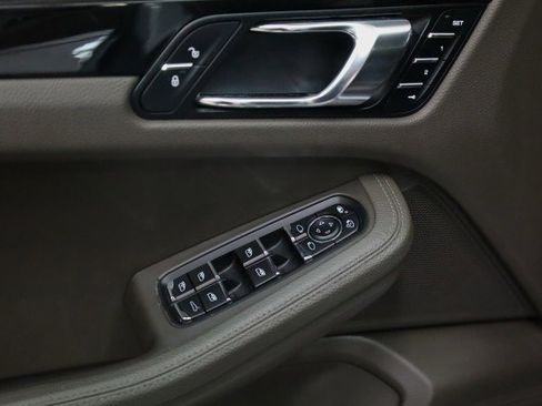 Used 2018 Porsche Macan image 17
