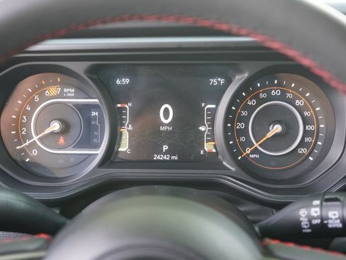 Used 2025 Jeep Wrangler Unlimited Rubicon AWD/4WD image 17