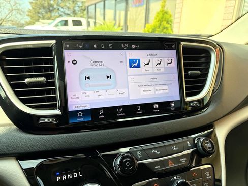 Used 2023 Chrysler Pacifica Touring-L FWD image 20