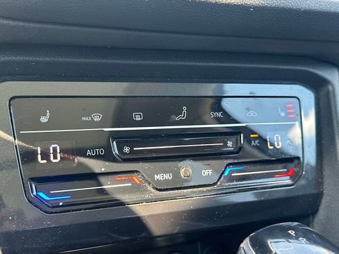Used 2023 Volkswagen Tiguan SE w/ Panoramic Sunroof Package FWD image 19