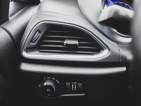 Used 2019 Chrysler Pacifica Limited w/ Advanced Safetytec Group image 14