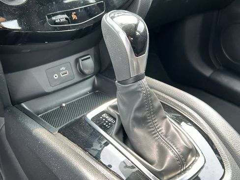 Used 2019 Nissan Rogue Sport S image 17