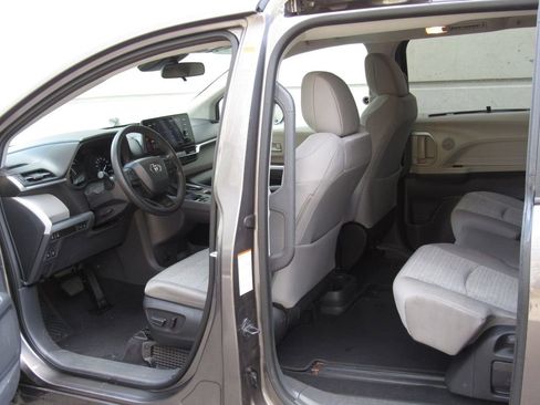 Used 2023 Toyota Sienna LE image 14