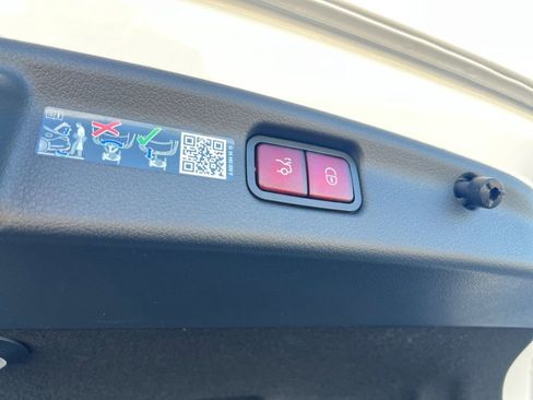 Used 2025 Mercedes-Benz C 300 Sedan image 10