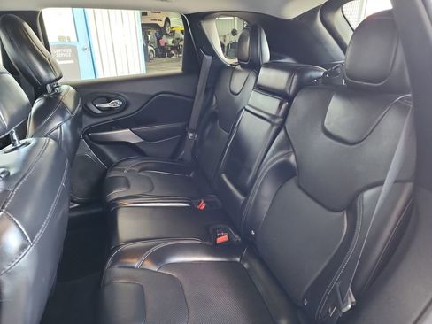 Used 2019 Jeep Cherokee Limited FWD image 40