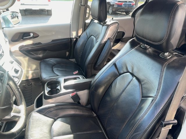 Used 2018 Chrysler Pacifica Touring-L Plus FWD image 18