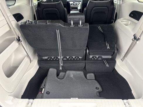 Used 2023 Chrysler Pacifica Limited FWD image 12