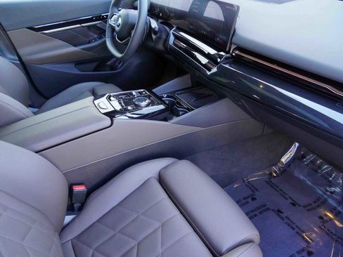 Certified 2025 BMW 530i xDrive image 10