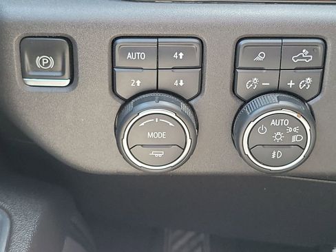 Used 2023 Chevrolet Silverado 1500 LT Trail Boss w/ LT Trail Boss Premium Package AWD/4WD image 18