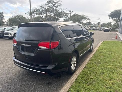 Used 2018 Chrysler Pacifica Touring-L FWD image 2