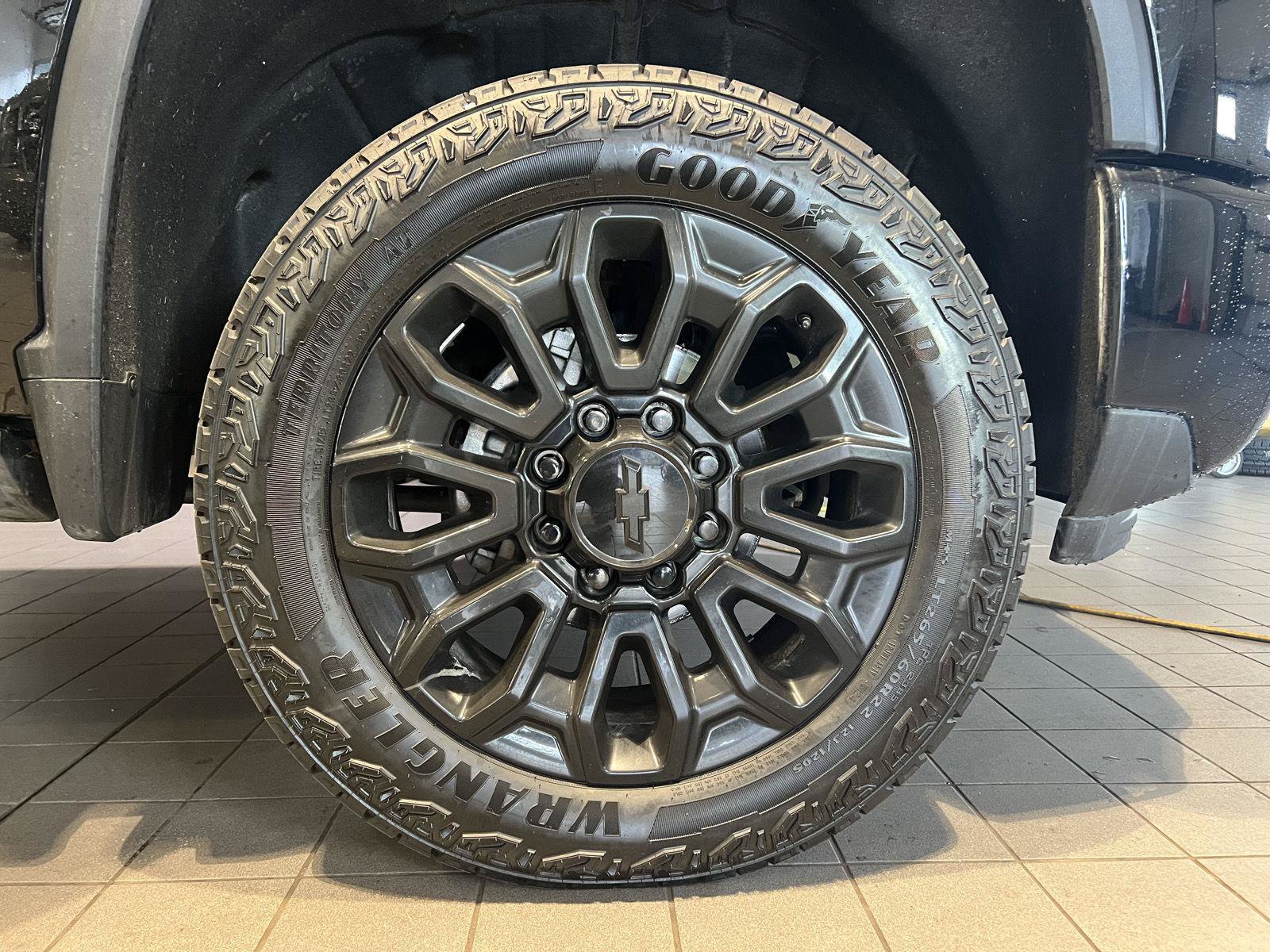 Used 2026 Chevrolet Silverado 2500 High Country w/ Midnight Edition AWD/4WD image 9
