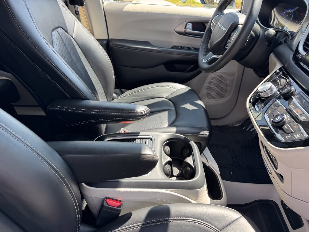 Used 2023 Chrysler Pacifica Touring-L FWD image 10