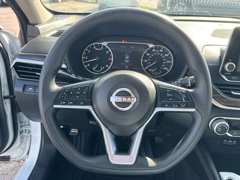 Used 2023 Nissan Altima 2.5 SV FWD image 14