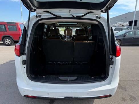 Used 2018 Chrysler Pacifica Limited FWD image 19