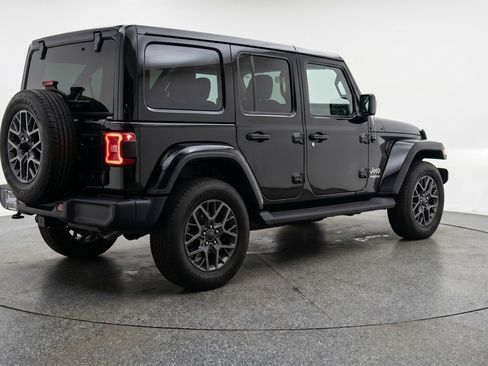 Used 2025 Jeep Wrangler Unlimited Sahara AWD/4WD image 9