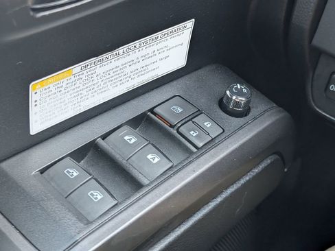 Used 2017 Toyota Tacoma TRD Off-Road image 10