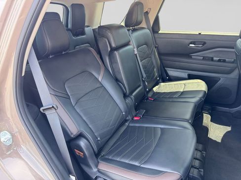 Used 2024 Nissan Pathfinder Platinum w/ Cargo Package AWD/4WD image 18
