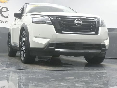 Used 2023 Nissan Pathfinder Platinum image 3