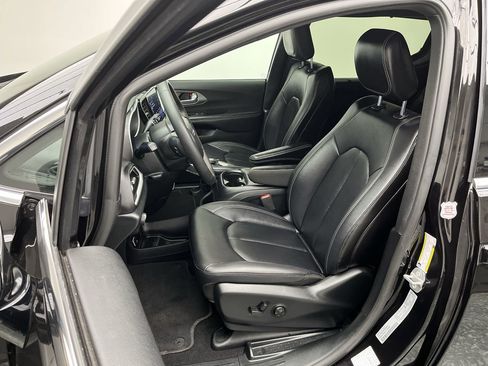 Used 2025 Chrysler Pacifica Select image 8