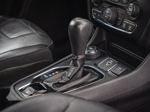 Used 2019 Jeep Cherokee Limited image 32