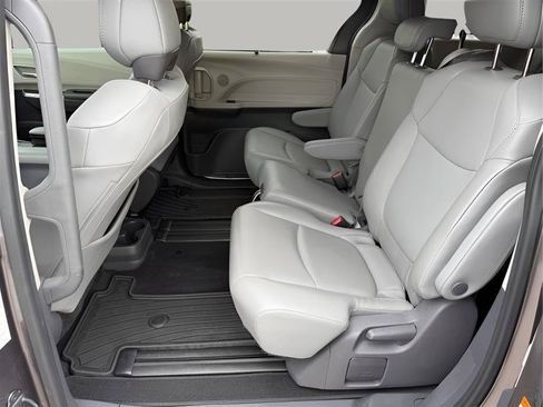 Used 2021 Toyota Sienna XLE FWD image 23