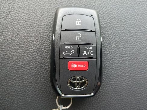 New 2025 Toyota bZ4X FWD image 34