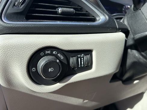 Used 2017 Chrysler Pacifica Touring-L Plus w/ Tire & Wheel Group image 15