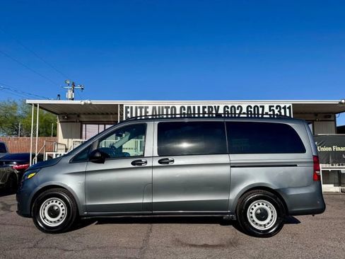 Used 2022 Mercedes-Benz Metris Passenger image 3