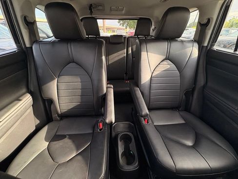 Used 2023 Toyota Highlander XLE AWD/4WD image 30