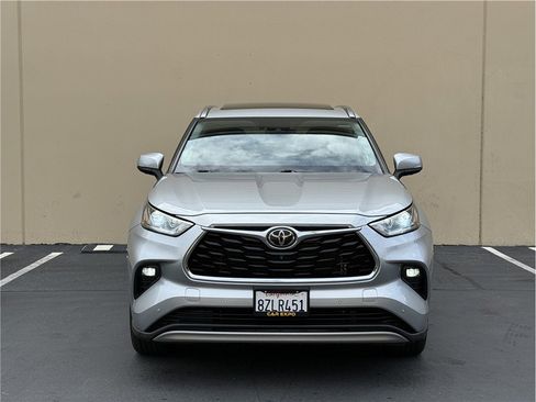 Used 2022 Toyota Highlander Platinum FWD image 2
