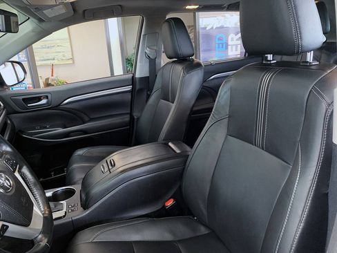 Used 2017 Toyota Highlander SE AWD/4WD image 9