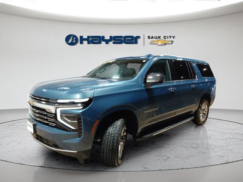 Used 2025 Chevrolet Suburban Premier AWD/4WD image 3