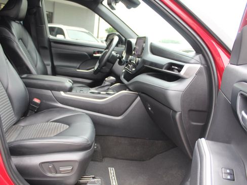 Used 2023 Toyota Highlander XSE FWD image 14