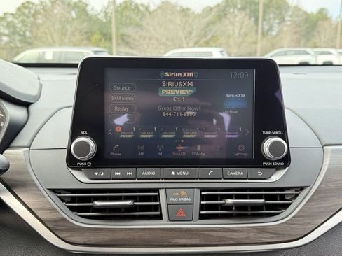 Used 2025 Nissan Altima 2.5 SV image 18