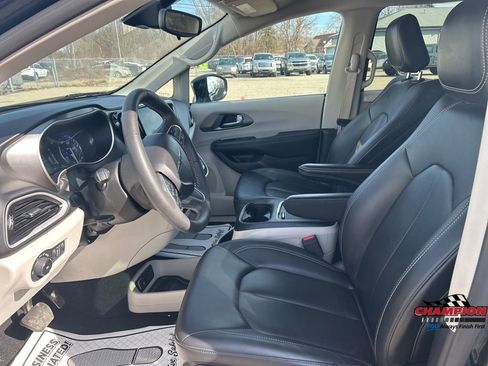 Used 2024 Chrysler Pacifica Touring-L image 15
