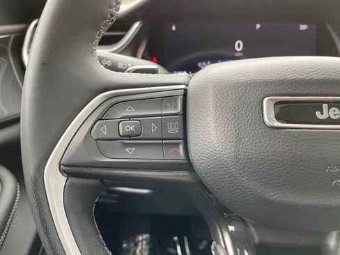 Used 2023 Jeep Grand Cherokee Altitude image 16