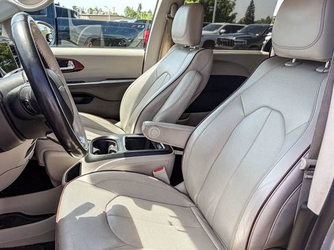 Used 2020 Chrysler Pacifica Limited FWD image 9