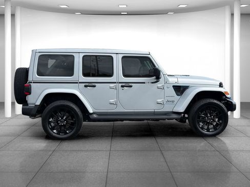 Used 2024 Jeep Wrangler Unlimited Sahara w/ Technology Group AWD/4WD image 8