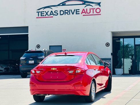 Used 2017 Chevrolet Cruze LT w/ Convenience Package FWD image 10
