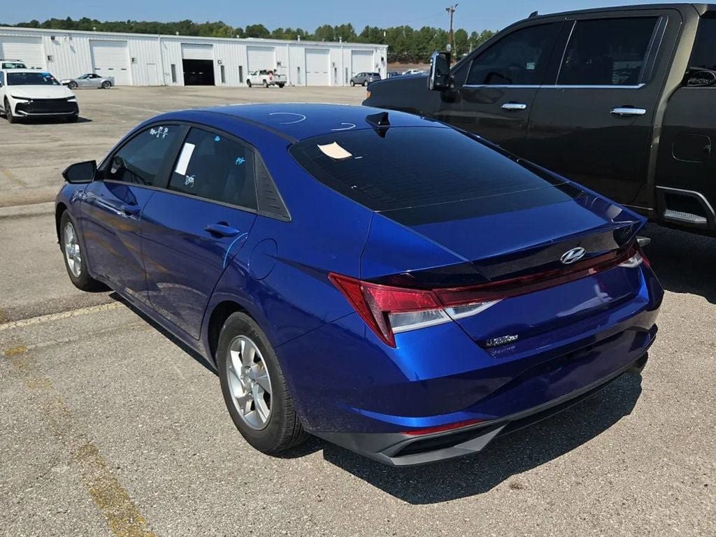Used 2021 Hyundai Elantra SE FWD image 3